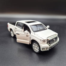 Load image into Gallery viewer, Explorafind 2019 Toyota Tundra White 1:32 Die Cast Car