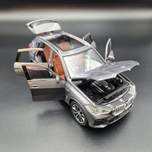 Load image into Gallery viewer, Explorafind 2020 BMW X5 Grey 1:24 Die Cast Car