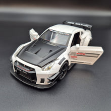 Load image into Gallery viewer, Explorafind 2020 Nissan GT-R White 1:24 Die Cast Car