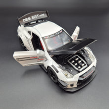 Load image into Gallery viewer, Explorafind 2020 Nissan GT-R White 1:24 Die Cast Car