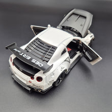 Load image into Gallery viewer, Explorafind 2020 Nissan GT-R White 1:24 Die Cast Car