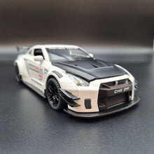 Load image into Gallery viewer, Explorafind 2020 Nissan GT-R White 1:24 Die Cast Car