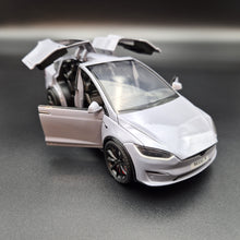 Load image into Gallery viewer, Explorafind 2020 Tesla Model X Grey 1:24 Die Cast Car