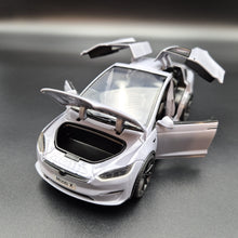 Load image into Gallery viewer, Explorafind 2020 Tesla Model X Grey 1:24 Die Cast Car