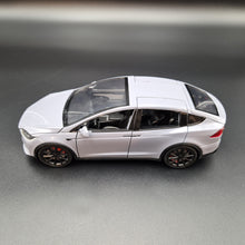 Load image into Gallery viewer, Explorafind 2020 Tesla Model X Grey 1:24 Die Cast Car