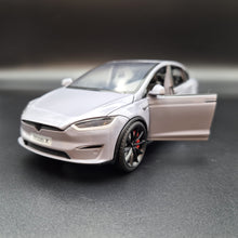 Load image into Gallery viewer, Explorafind 2020 Tesla Model X Grey 1:24 Die Cast Car