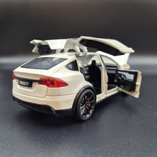 Load image into Gallery viewer, Explorafind 2020 Tesla Model X Off White 1:24 Die Cast Car