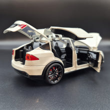 Load image into Gallery viewer, Explorafind 2020 Tesla Model X Off White 1:24 Die Cast Car
