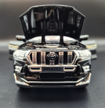 Load image into Gallery viewer, Explorafind 2020 Toyota Prado Black 1:24 Die Cast Car