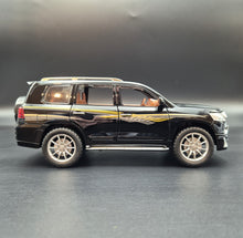 Load image into Gallery viewer, Explorafind 2020 Toyota Prado Black 1:24 Die Cast Car