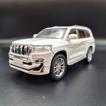 Load image into Gallery viewer, Explorafind 2020 Toyota Prado Pearl White 1:24 Die Cast Car