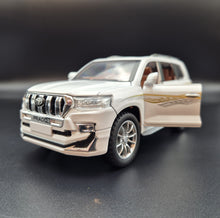 Load image into Gallery viewer, Explorafind 2020 Toyota Prado Pearl White 1:24 Die Cast Car