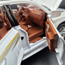 Load image into Gallery viewer, Explorafind 2020 Toyota Prado Pearl White 1:24 Die Cast Car