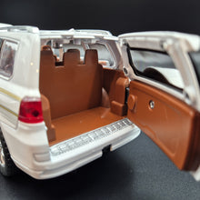 Load image into Gallery viewer, Explorafind 2020 Toyota Prado Pearl White 1:24 Die Cast Car