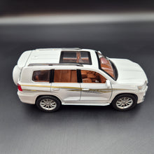 Load image into Gallery viewer, Explorafind 2020 Toyota Prado Pearl White 1:24 Die Cast Car
