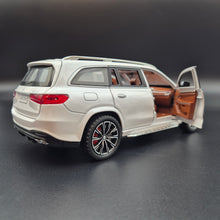 Load image into Gallery viewer, Explorafind 2021 Mercedes-Benz GLS 63 Pearl White 1:24 Die Cast Car