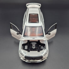 Load image into Gallery viewer, Explorafind 2021 Mercedes-Benz GLS 63 Pearl White 1:24 Die Cast Car