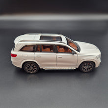 Load image into Gallery viewer, Explorafind 2021 Mercedes-Benz GLS 63 Pearl White 1:24 Die Cast Car