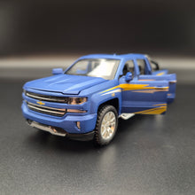 Load image into Gallery viewer, Explorafind 2022 Chevrolet Silverado 1500 Matte Blue 1:32 Die Cast Pickup