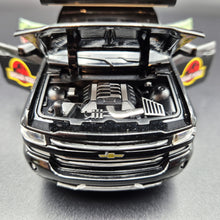 Load image into Gallery viewer, Explorafind 2022 Chevrolet Silverado Camper Black 1:32 Die Cast Camper Van