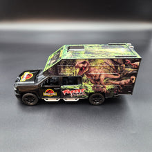 Load image into Gallery viewer, Explorafind 2022 Chevrolet Silverado Camper Black 1:32 Die Cast Camper Van