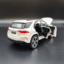 Load image into Gallery viewer, Explorafind 2022 Mercedes-Benz Maybach GLE 63 S White 1:36 Die Cast Car