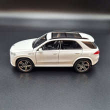 Load image into Gallery viewer, Explorafind 2022 Mercedes-Benz Maybach GLE 63 S White 1:36 Die Cast Car