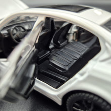 Load image into Gallery viewer, Explorafind 2023 BMW 3 Series 320i White 1:32 Die Cast Car