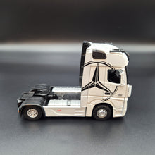 Load image into Gallery viewer, Explorafind 2023 Mercedes-Benz Actros 1851 Truck White 1:24 Die Cast Truck