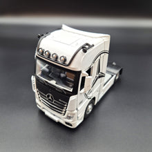 Load image into Gallery viewer, Explorafind 2023 Mercedes-Benz Actros 1851 Truck White 1:24 Die Cast Truck