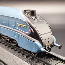 Load image into Gallery viewer, Amercom 1938 LNER Class A4 No. 4468 "Mallard" OO Scale Diecast Train Model Great British Locomotives Series