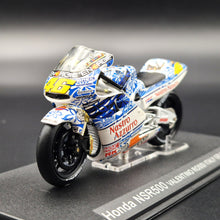Load image into Gallery viewer, DeAgostini Honda NSR500 Italy GP 2001 - Valentino Rossi 1:24 MotoGP Collection Die Cast Motorbike
