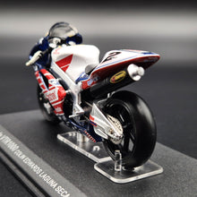 Load image into Gallery viewer, DeAgostini Honda VTR1000 Laguna Seca 2002 - Colin Edwards 1:24 MotoGP Collection Die Cast Motorbike