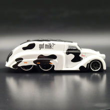 Load image into Gallery viewer, Jada 2007 1939 Dodge Airflow Tanker #181 Black/White Got Milk?