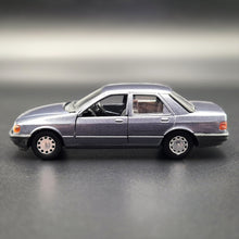 Load image into Gallery viewer, Schabak Modell 1987 Ford Sierra 2.0i Ghia Blue/Grey #1080 1:43 Die Cast Model
