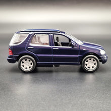 Load image into Gallery viewer, Smart Toys 2000 Mercedes-Benz ML430 Dark Blue 1:45 Diecast Car