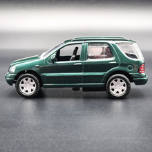 Load image into Gallery viewer, Smart Toys 2000 Mercedes-Benz ML430 Dark Green 1:45 Diecast Car
