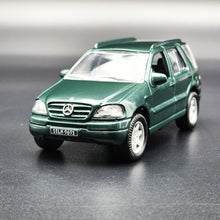 Load image into Gallery viewer, Smart Toys 2000 Mercedes-Benz ML430 Dark Green 1:45 Diecast Car
