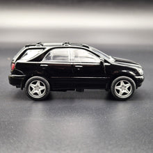 Load image into Gallery viewer, Smart Toys 2001 Lexus RX 300 Black 1:48 Diecast Car