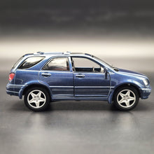 Load image into Gallery viewer, Smart Toys 2001 Lexus RX 300 Blue 1:36 Diecast Car