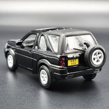 Load image into Gallery viewer, Smart Toys 2003 Land Rover Freelander Black 1:52 Diecast Car