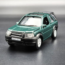 Load image into Gallery viewer, Smart Toys 2003 Land Rover Freelander Dark Green 1:52 Diecast Car