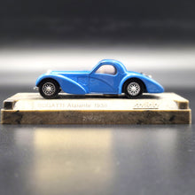 Load image into Gallery viewer, Solido Age D'or 1939 Bugatti Type 57S Atalante Blue #88 1:43 Die Cast Model