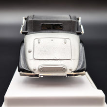 Load image into Gallery viewer, Solido Age D'or 1939 Rolls-Royce Phantom III Silver/Black #4046 1:43 Die Cast Model