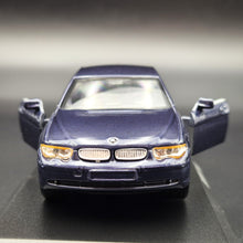 Load image into Gallery viewer, Welly 2002 BMW 745i Dark Purple 1:36 #9763 Collection Series Boxed