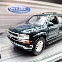 Load image into Gallery viewer, Welly 2001 Chevrolet Suburban & 1970 Ford Mustang Boss 302 Off-Roader Trailer Set Collection