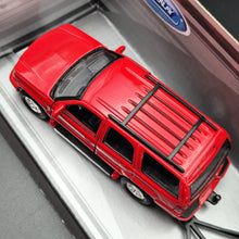 Load image into Gallery viewer, Welly 2002 Cadillac Escalade & 1965 Pontiac GTO Off-Roader Trailer Set Collection