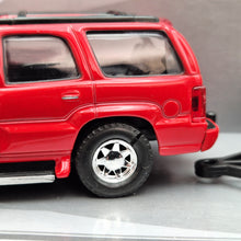 Load image into Gallery viewer, Welly 2002 Cadillac Escalade & 1965 Pontiac GTO Off-Roader Trailer Set Collection