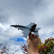 Load image into Gallery viewer, 2005 Boeing FA-18F Super Hornet US Navy Die Cast Plane 1:100