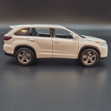 Load and play video in Gallery viewer, Explorafind 2019 Toyota Highlander White 1:32 Die Cast Car